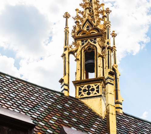 Das goldene Glockenhaus, das sich auf dem Dach des Vordergebäude des Basler Rathauses befindet.