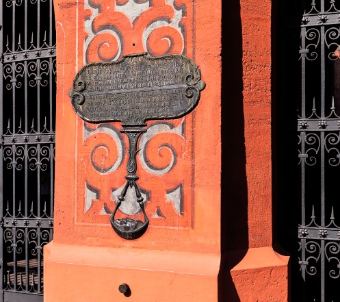 Die Bronzetafel an der Fassade des Rathauses, die die Höhe des Hochwassers von 1529 und 1530 markiert. 