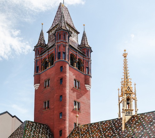 Der Turm des Rathauses halb links im Bild. Rechts daneben thront der goldene Dachreiter auf dem Dach des Rathauses.